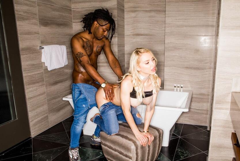 喜欢穿紧身裹胸装的漂亮妹子看着性奋大奶子挺拔一看就有狠狠舔吸揉捏的欲望浑圆屁股翘着插入爽啊