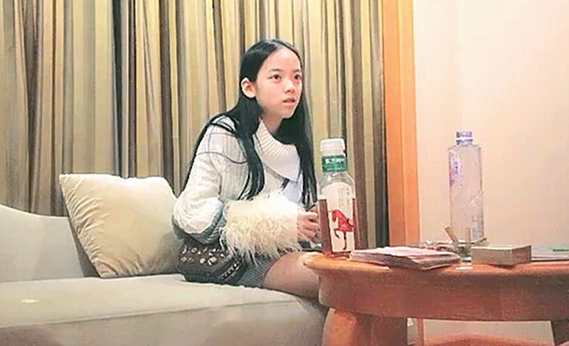 青春粉嫩00后娇小身躯惨遭风月老将暴力摧残