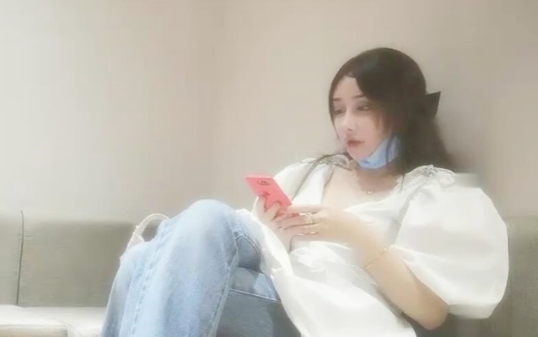 小伙约女网红宾馆开房沙发调情揉奶镜头前口交上位骑乘猛操呻吟娇喘诱人