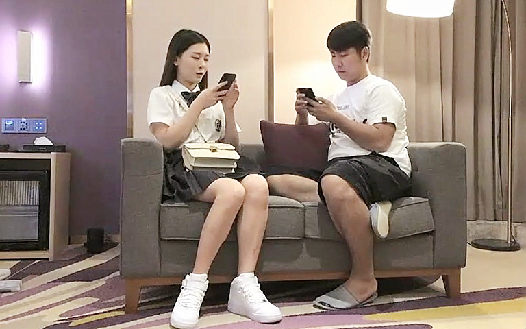 高素質白衣短裙性感外圍女啪啪2人從小沙發上一直玩到床上