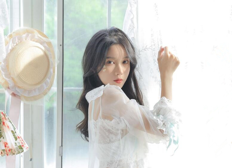 居家美少妇窗前阳台白透洞洞裙自慰小妖怪不停的插骚逼叫声不断也不怕对面邻居看见