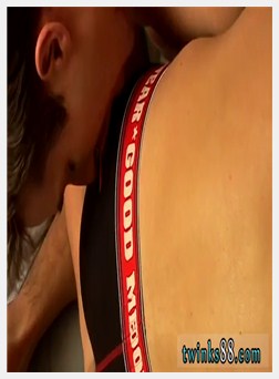 可爱的同性恋性表情男孩克里斯特和雅各布-内衣