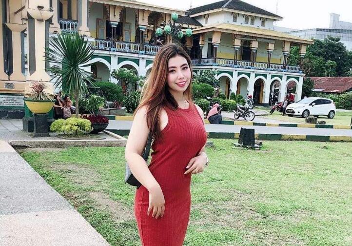 周末无聊跟隔壁的微胖小嫂子一起做运动SHUANG