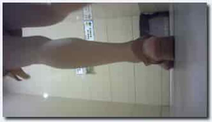 商场女厕偷拍黄色连衣裙的美女 这尿尿的姿势让人有点遐想偏偏