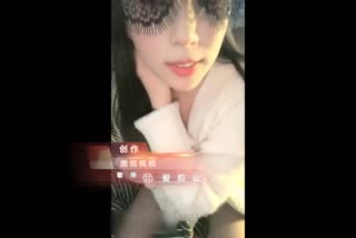 黑丝制服美乳网红【大叔给我一点酸奶喝】约操牛仔裤粉丝无套啪啪 扛腿猛烈抽插