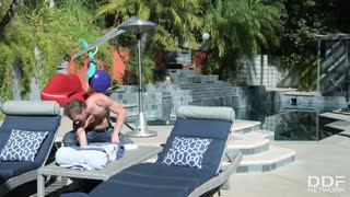 “爆乳泳池 -CGB