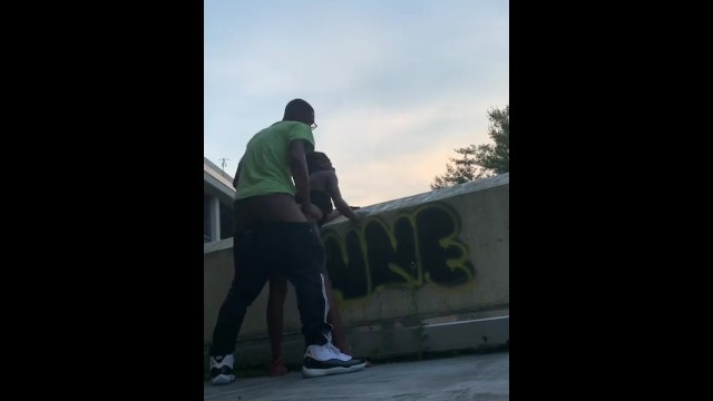 被抓在屋顶上快速逃生哈哈