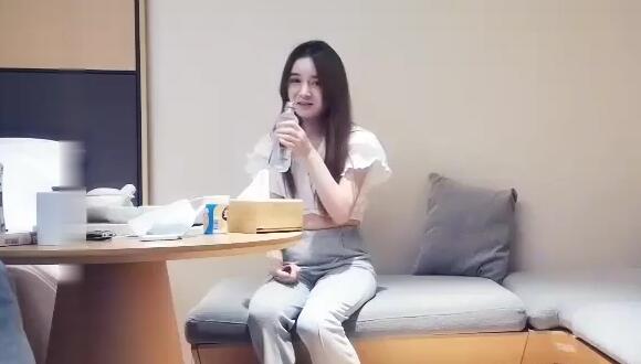 小哥约操某艺术院校高颜值美女身材苗条抱床上不停狂插