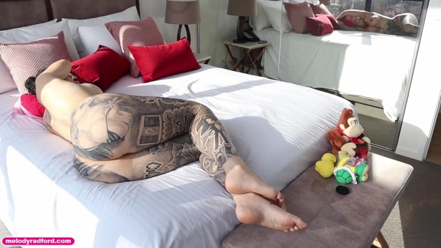 大奶头大屁股性感的澳大利亚人米尔夫在早上被十几岁的梅洛迪·拉德福德随意做爱