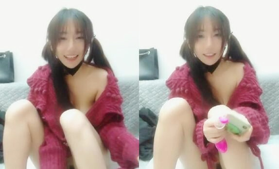 高颜值长相甜美双马尾妹子浴室洗澡自慰洗完澡再沙发上跳蛋震动