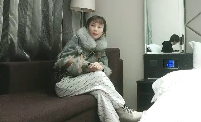 深夜网约外围妹子脱掉衣服互摸调情屁股磨蹭舔屌大屁股套弄后入撞击猛操