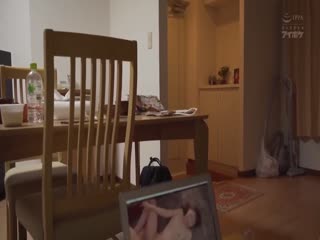 成为激进内衣模特的女友 落入恶毒服装公司陷阱