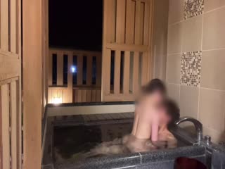 露天温泉露天浴池性视频