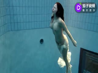 金发碧眼美女水下裸泳丝巾秀