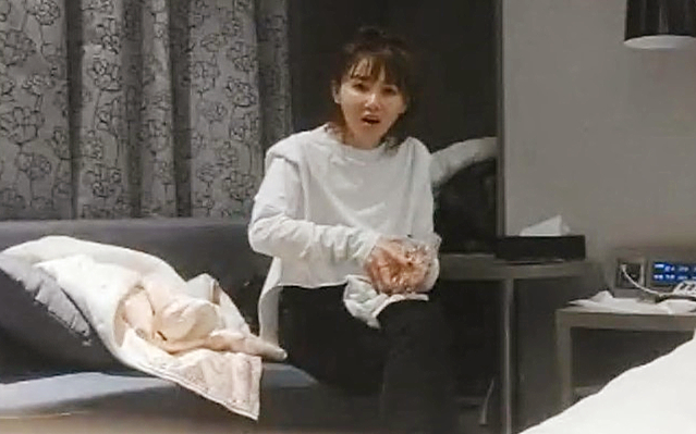 白衣兼职小妹操哭持续输出爆插妹子受不了要退单给口一下再干5分钟