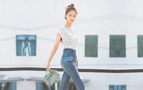 牛仔裤丸子头可爱女生赶去炮友家里操逼太爽了哀求深一点