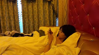 大神两小时精品 和漂亮柔软的女友在宾馆疯狂做爱，小美女边玩吃鸡游戏边骑乘起伏挺会玩的啊搞两炮