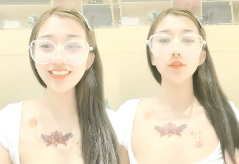 这谁顶得住V苗条眼镜妹子道具爆菊，翘起屁股两根假吊双洞其插浴室骑坐