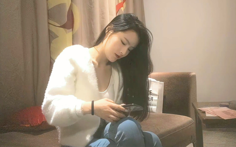 牛仔裤性感美乳妹子手指扣逼抹上润滑油抬腿侧入猛操