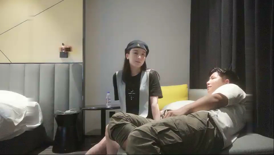 小宝寻花约了个黑帽高颜值外围妹子舌吻调情扣逼沙发上操骑乘抽插猛操