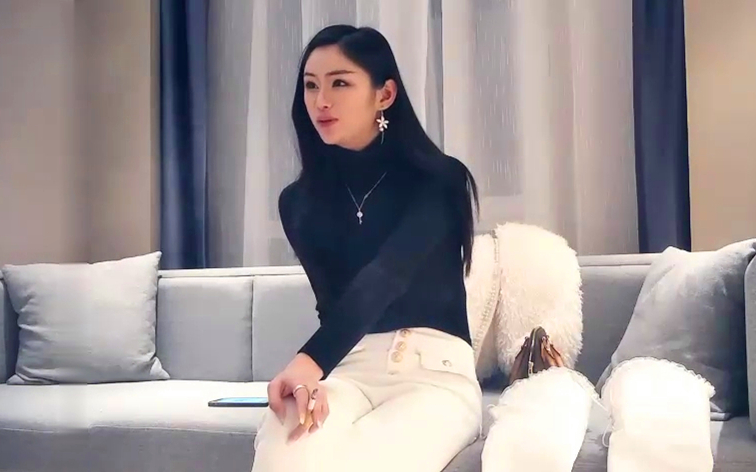 女神貌美肤白大长腿对着镜子后入搔首弄姿真是个小尤物