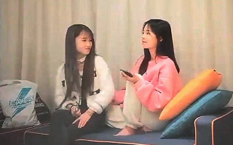 嫩妹双飞两个轮流操指挥各种姿势