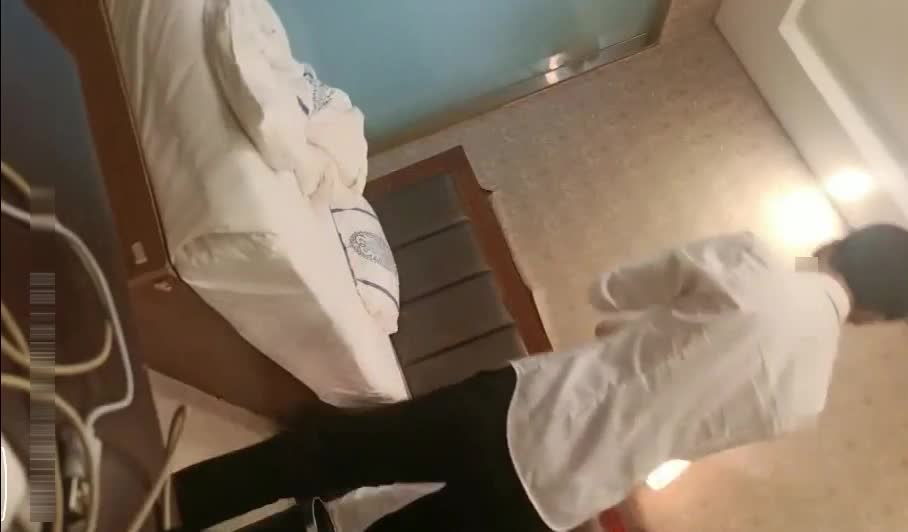 夜晚广场附近散步搭讪的魔鬼身材包臀长裙性感美女宾馆啪啪,屁股翘