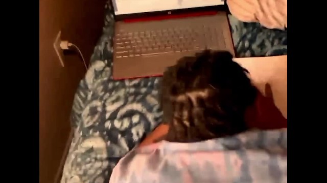 大学生做作业时需要背照