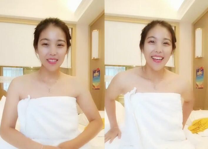 金牌小可颜值不错妹子和链子炮友啪啪深喉口交翘起屁股后入