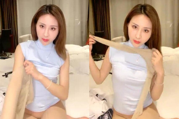 穿上开档肉丝张开双腿舔逼骑乘扶手上下套弄抬腿侧入猛操后入大屁股