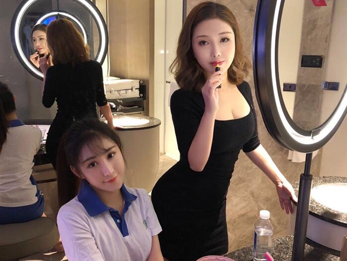 最近火爆网传平台主播雪狐母女福利视频流出玩黑丝粉穴难以分辨是母女还是姐妹