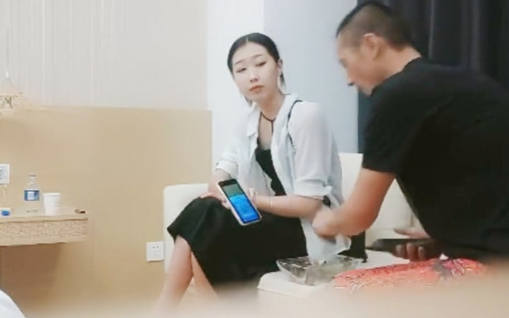 大长腿高端外围女极限诱惑镜头前深喉