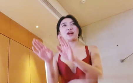 最新约炮激战知名女神级车模李佳贤骑乘狂野奔放