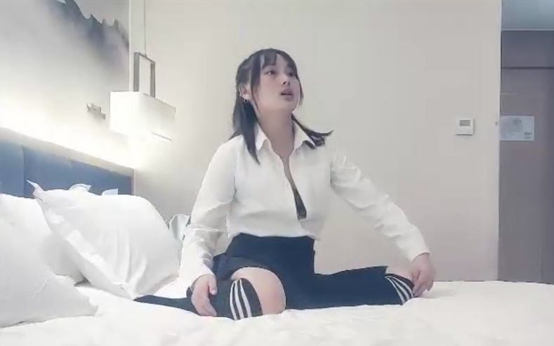 短裙棉袜清纯马尾妹完美视角超近距离口喜欢大哥JB吗69侧入抽插猛操