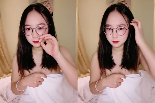 D罩杯新人眼镜小姐姐脱下内衣自己舔奶头全裸手指扣穴