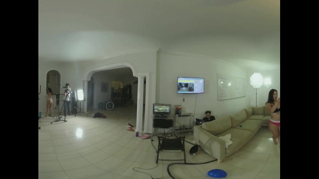 在虚拟现实中，十几岁的拉美裔女同性恋与她们的大块头继姐妹进行石油摔跤