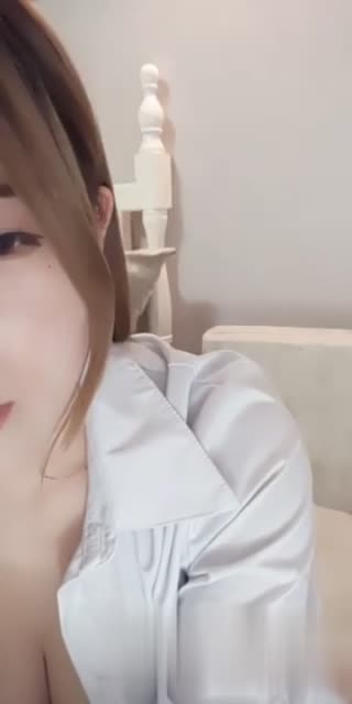 [黑丝袜的诱惑] 丰满护士兼职主播依依~自慰大秀准备开车!!穿着黑丝袜先跳个开场舞~之后拿起假屌猛插~超淫荡~