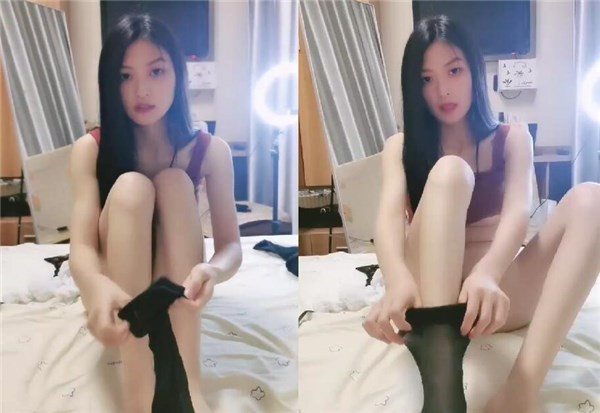 隔着牛仔短裤摸逼穿上黑色网袜翘起双腿揉穴第一视角抽插妹子很享受