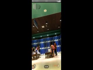 zipai#坑爹女主播潜入生意火爆的洗浴中心偷拍直播有点遗憾没有看到什么身材火辣的美女