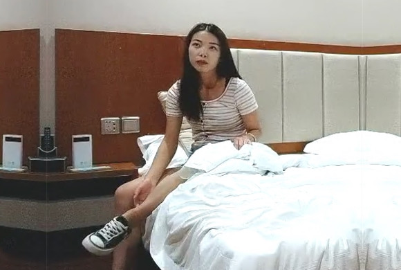 小巷子牛仔短裤小姐姐扒掉裤子直接开操张开双腿大力撞击镜头前操妹纸有点不耐烦