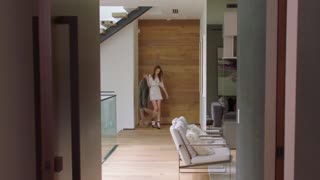 漂亮的美女大学生可以免费住进大房子目的是为了能操她们啊，苗条性感大长腿粉嫩肉体硬了