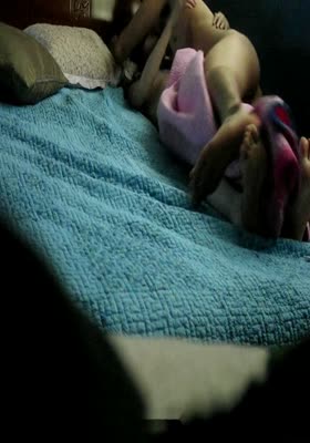 趁媳妇睡着没注意,把摄像机藏着拍,好刺激啊