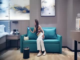 帅小伙网约极品兼职女神，偶尔接接单，苗条大长腿，穿上小吊带开档丝袜，主动骑乘爆插，扶着细腰后入撞击