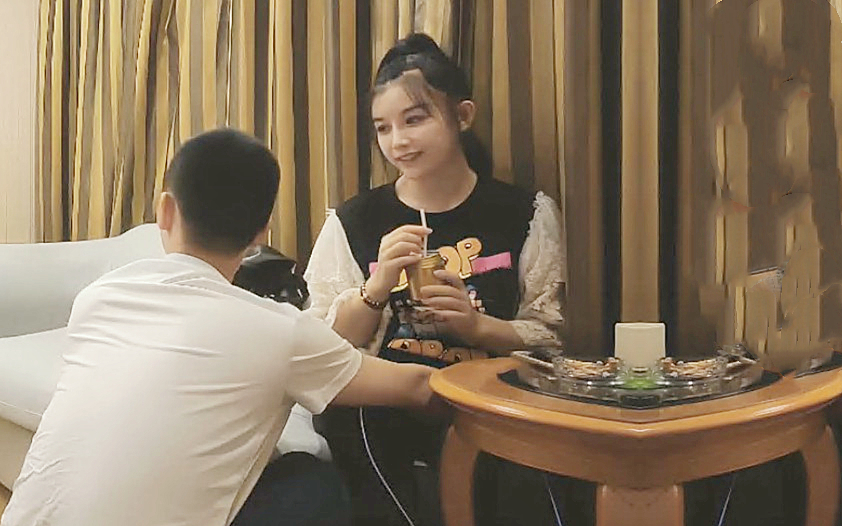 五官非常精致甜妹小姐姐半脱下裤子舌吻调情特写手指摩擦扣穴抬腿侧入猛操喊好硬