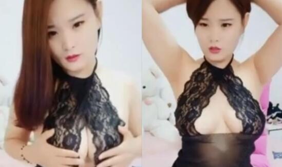 身材豐滿 很有韻味的大奶騷貨主播 穿著黑色情趣內衣 床上手指摩擦陰蒂 掰開小穴 手指插進逼逼自慰大秀