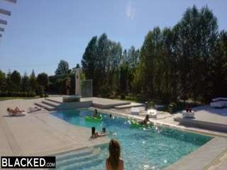 黑衣美女佩内洛普与英国广播公司巨星进行秘密泳池性爱