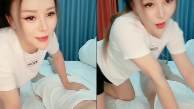 风骚少妇露脸伺候大哥，精油抹奶胸推按摩，69深喉口交巨根，爆操内射高潮迭起！