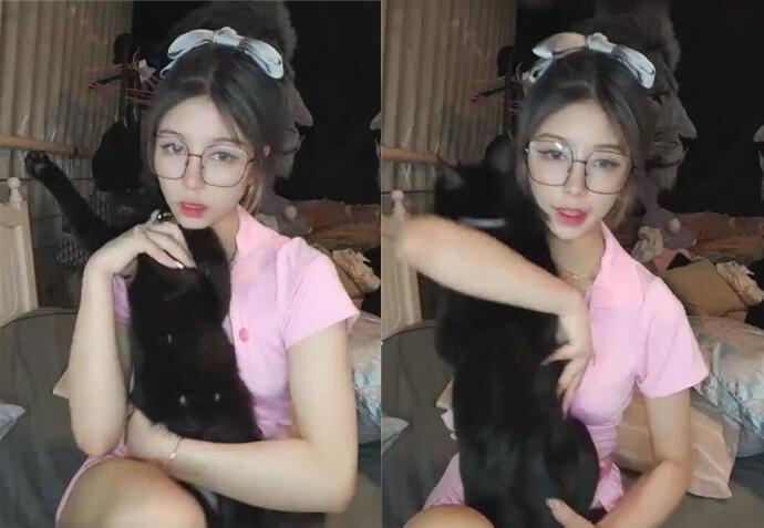 长相甜美短发萌妹子道具自慰诱惑情趣装网袜高跟鞋振动棒抽插自慰特写掰穴自摸非常诱人