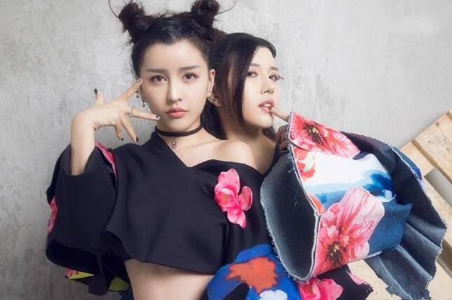 小哥好福气3P姐妹花萝莉嫩妹与御姐口交后入美鲍嫩穴无套轮着插至尊享受