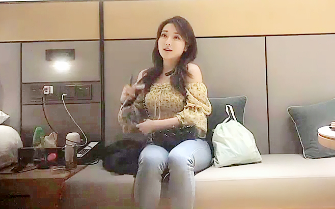 网红脸极品美女为了方便连内衣都不穿高难度体位狂干淫叫你真的好大一下就把我填满了